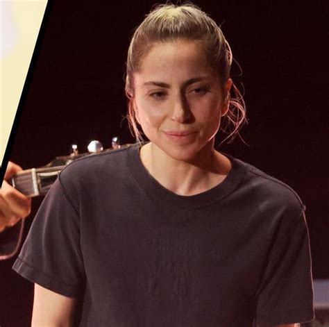 lady gaga performs without makeup.